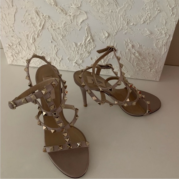 Valentino Garavani Rockstud Nude Sandal Heels - Picture 4 of 7